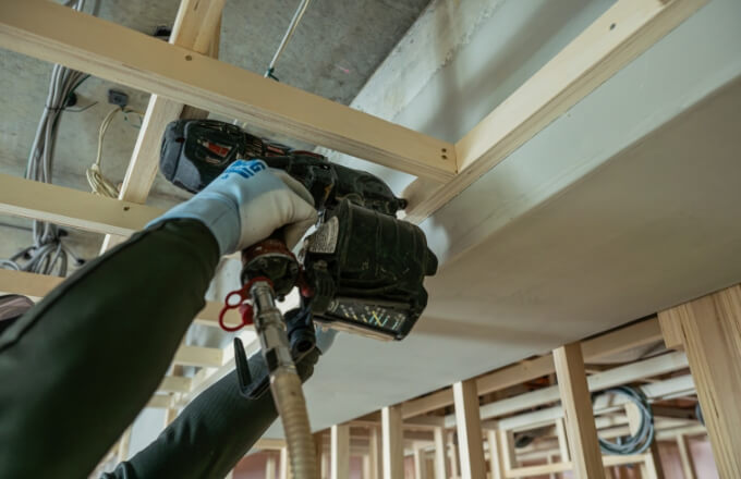 マンション（造作）の木工事作業シーン