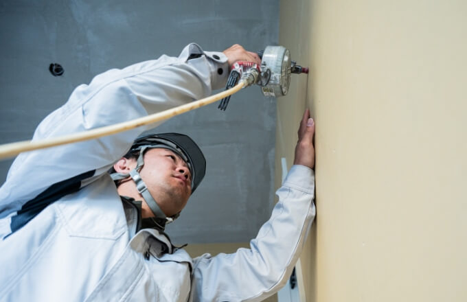 施設等の木工事作業シーン