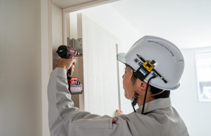 室内での木製建具工事の作業シーン