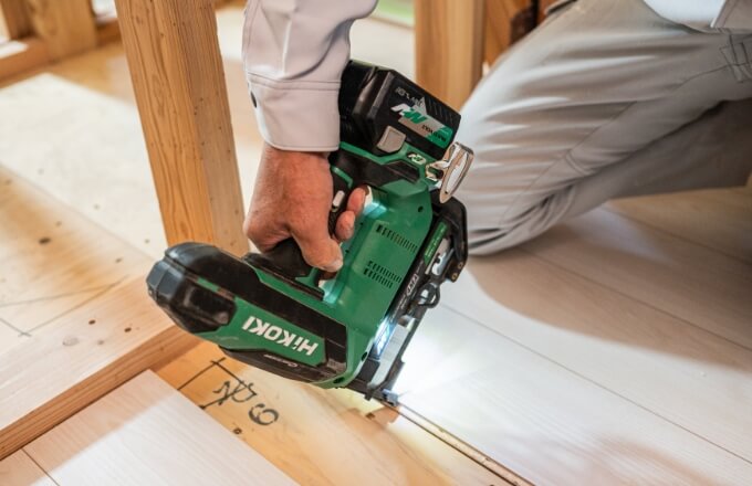 床工事の現場作業シーン