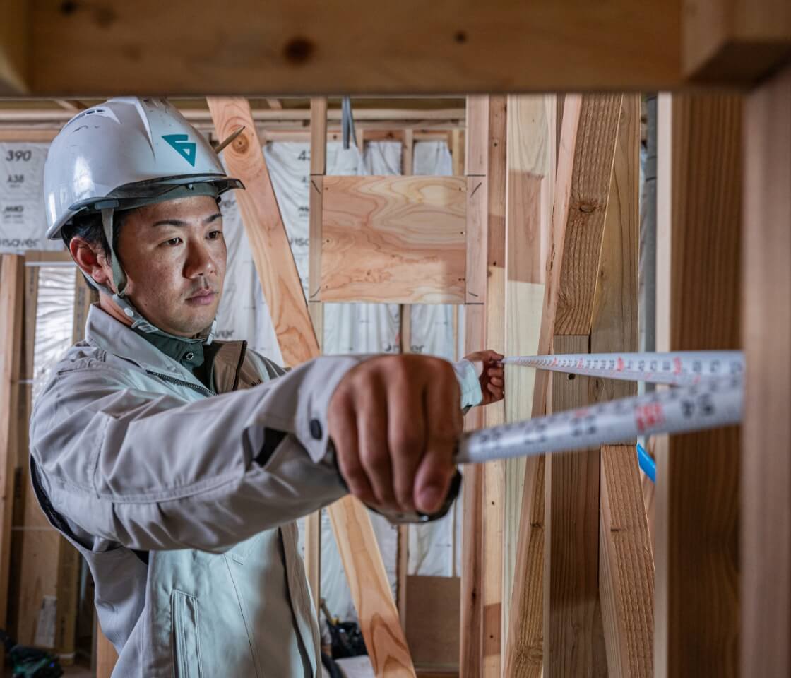 木工事現場での作業シーン