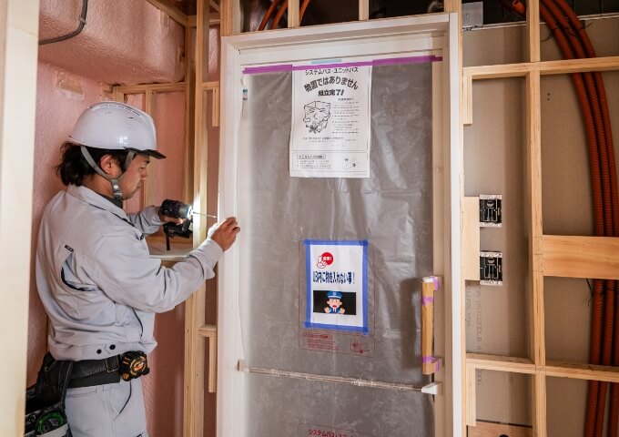 木工事に使う建材の取付作業シーン