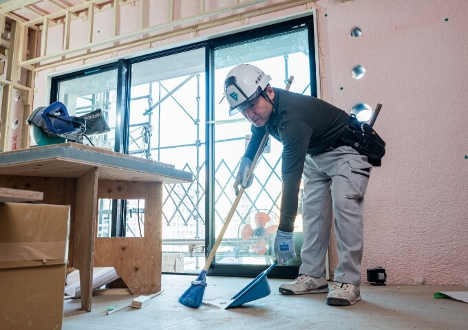 木工事現場での清掃・片付けのシーン