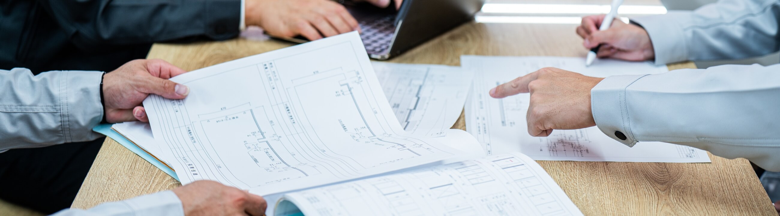 木工事の現場作業に関する打ち合わせシーン