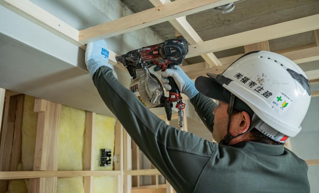 木工事職人の業務風景写真