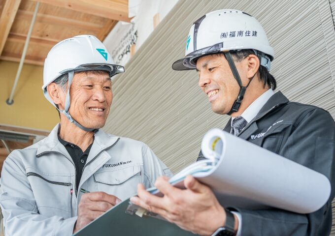 木工事現場での打ち合わせ風景