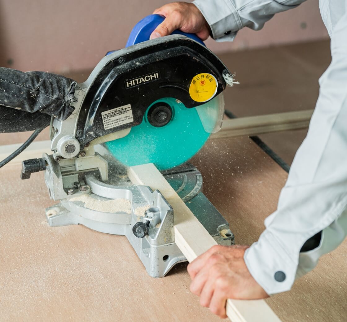 電動カッターで木材加工する作業シーン